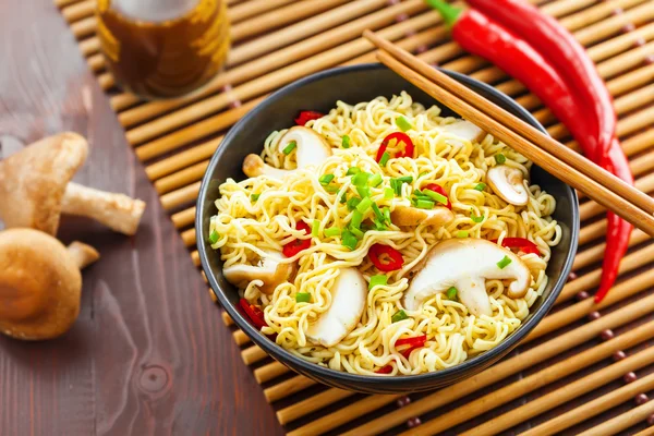 Asiatisk mat, omedelbar nudlar — Stockfoto