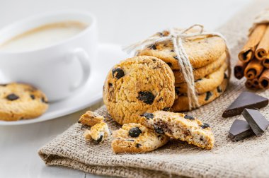 Parçalı kurabiye ve kahve