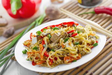 Sebze ve pirinç noodle pad Thai yapılan 