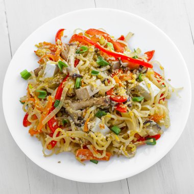 Sebze ve pirinç noodle pad Thai yapılan 