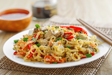 Sebze ve pirinç noodle pad Thai yapılan 