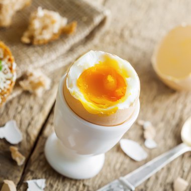 Kahvaltıda haşlanmış yumurta.
