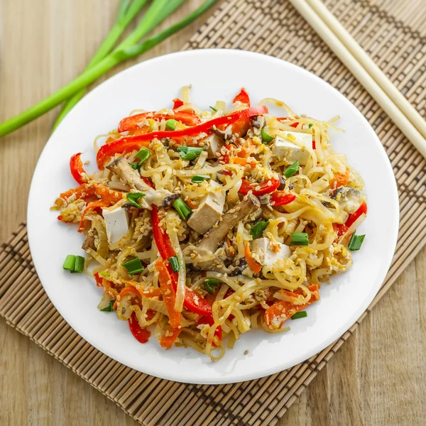 Pad Thai aus Reisnudeln und Gemüse — Stockfoto