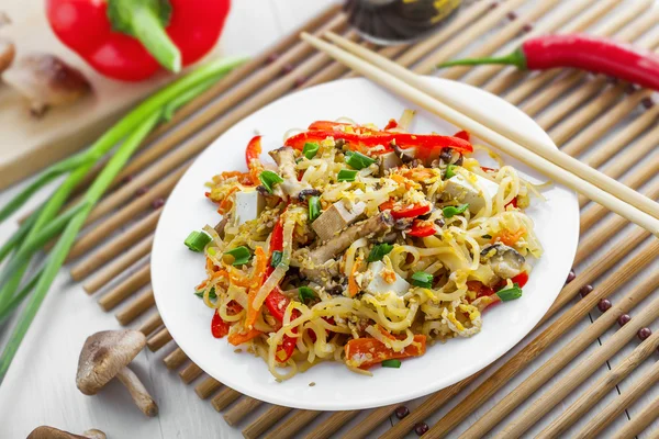 Pad Thai aus Reisnudeln und Gemüse — Stockfoto