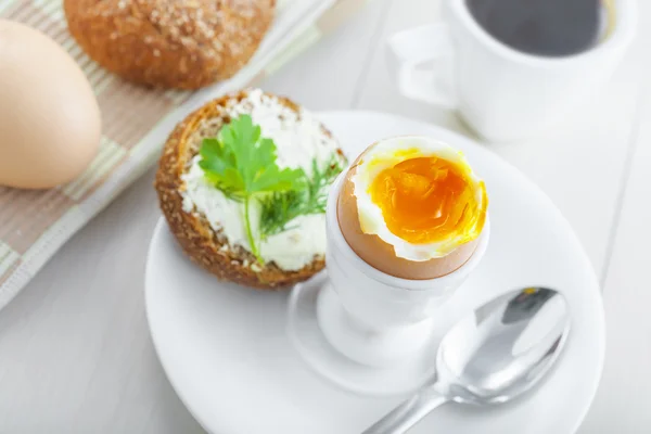 Huevo cocido para el desayuno — Foto de Stock