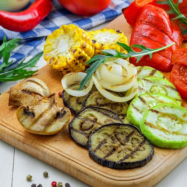 Posiłek z grillowanymi warzywami — Zdjęcie stockowe