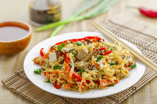 Pad Thai aus Reisnudeln und Gemüse — Stockfoto