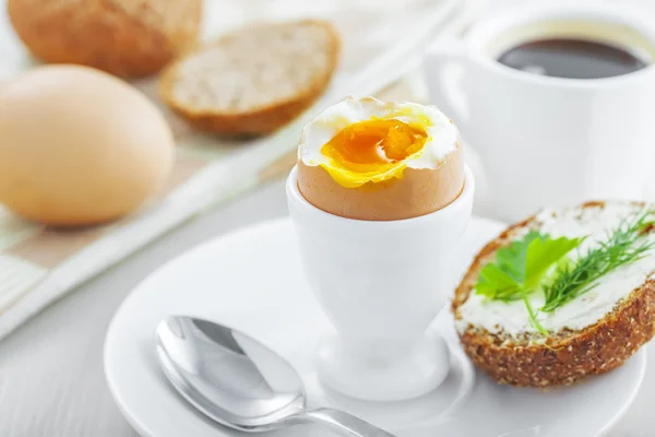 Gekochtes Ei zum Frühstück — Stockfoto