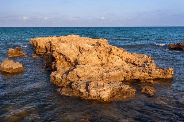 Deniz yukarıda bule yaz gökyüzü