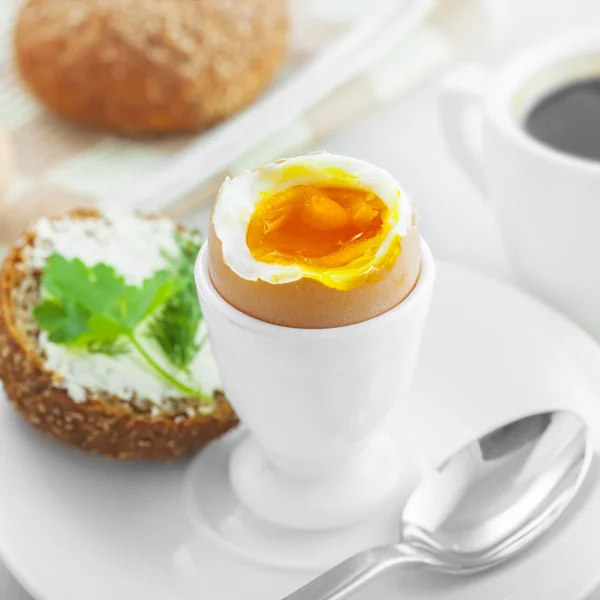 Gekochtes Ei zum Frühstück — Stockfoto