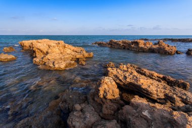 Deniz yukarıda bule yaz gökyüzü