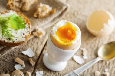 Kahvaltıda haşlanmış yumurta.