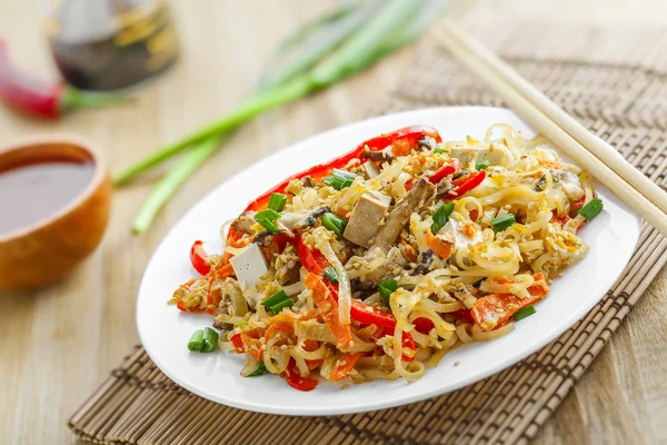 Pad Thai aus Reisnudeln und Gemüse — Stockfoto