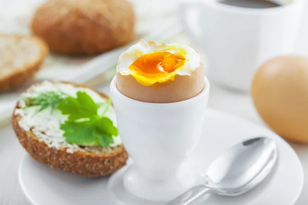 Gekochtes Ei zum Frühstück — Stockfoto