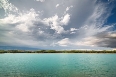 Bulutların üzerinde göl