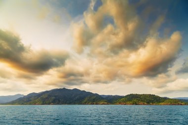 Deniz yukarıda gökyüzü