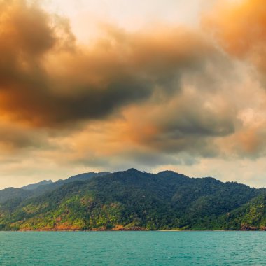 Deniz yukarıda gökyüzü