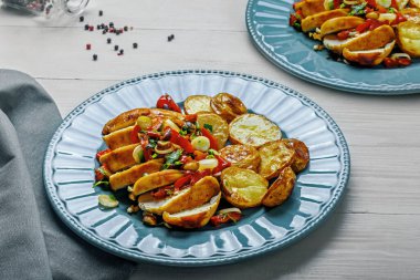 Ev yapımı dilimlenmiş tavuk göğsü, kızarmış patates ve taze sebze salsası. Protein dolu, besleyici bir yemek seçeneği kadar sade ve sade. Yukardan düz atış.