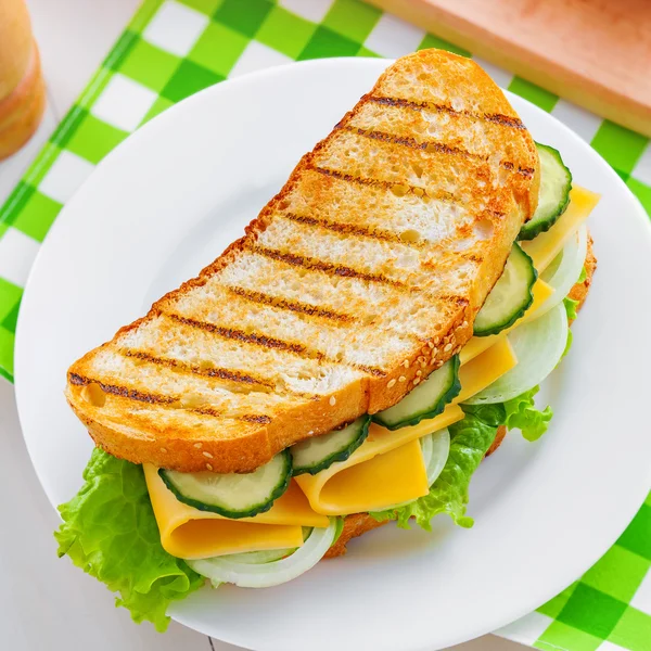 Sandwich végétarien sur une assiette — Photo
