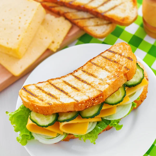 Vegetariánský sendvič na talíři — Stock fotografie