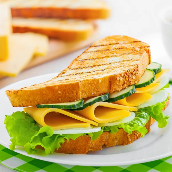 Vegetariánský sendvič na talíři — Stock fotografie
