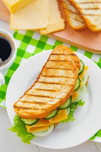 Vegetariánský sendvič na talíři — Stock fotografie