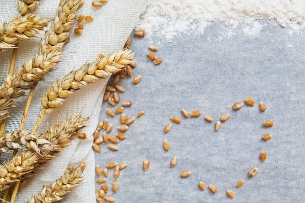 Випічка фону з серцем з зерна пшениці — стокове фото