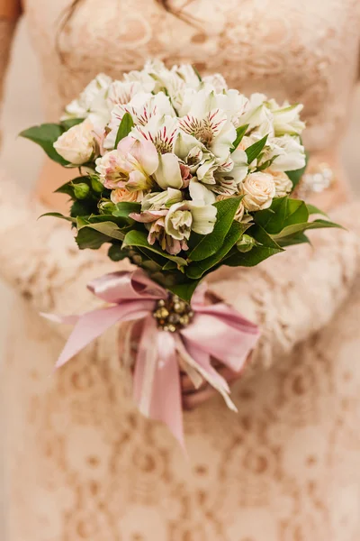 Ramo de rosas blancas novia — Foto de Stock