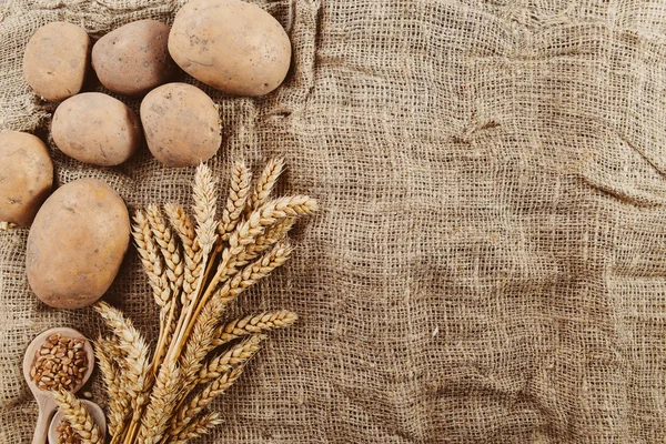 Пшениця і картопля на старому текстильному фоні — стокове фото