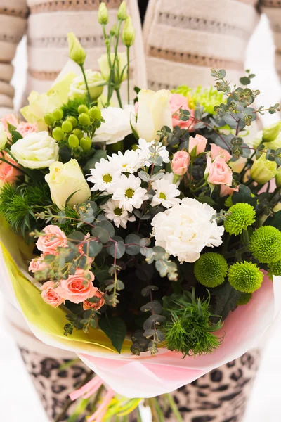Rosas brancas e flores diferentes buquê de noiva — Fotografia de Stock