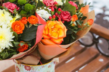 Canlı renk gül dalı