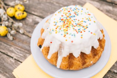 Kedi-willows buket ile Paskalya kek