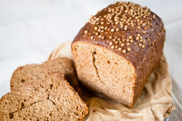 Fekete szeletelt kenyér, friss koriander closeup — Stock Fotó
