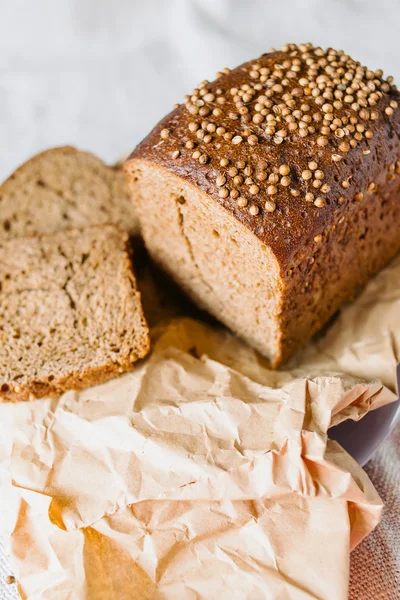 Fekete szeletelt kenyér, friss koriander closeup — Stock Fotó