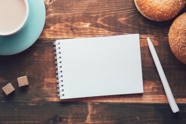 Defter bir kalem kakao yanındaki masada ile