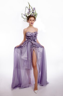 Stüdyo çekim güzel taç model elbise