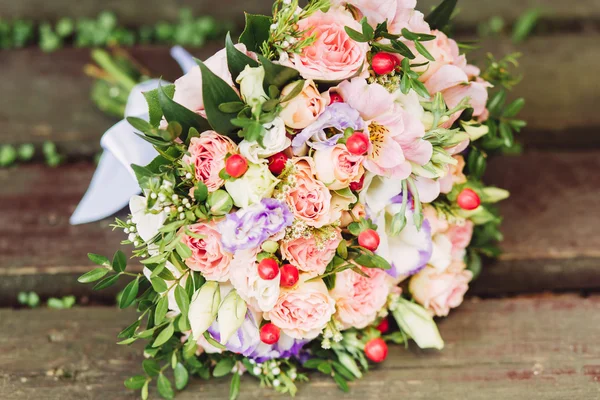 Rosa, branco e rosas rosas buquê de noiva — Fotografia de Stock