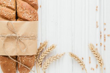 İki Fransız baget ekmek buğday kulak ile