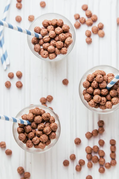 Bolas de cereales de chocolate con leche y pajitas — Foto de Stock