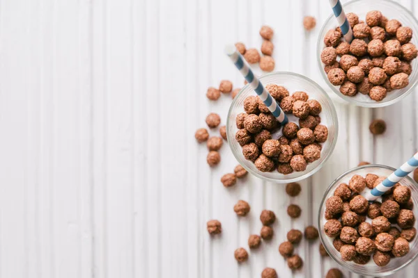 Bolas de cereales de chocolate con leche y pajitas — Foto de Stock