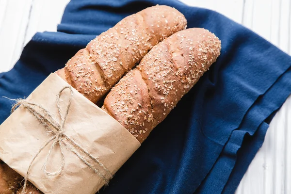 To franske baguetter med på blå tekstil - Stock-foto