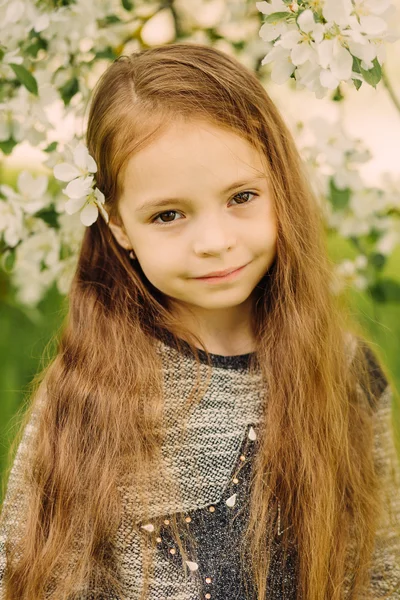 Retrato de pequena menina bonita bonito no jardim — Fotografia de Stock