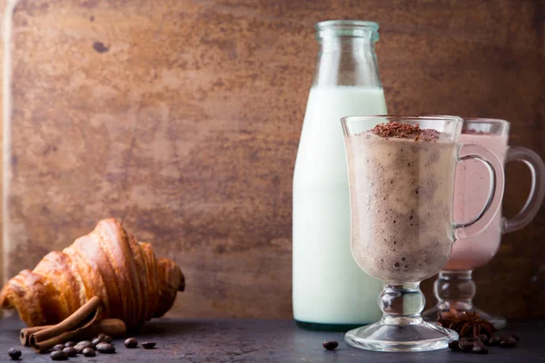 Smoothie aus Schokolade, Banane, Milch und Erdbeere — Stockfoto