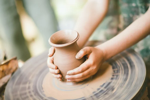 Kind leren om te beeldhouwen een klei pot — Stockfoto