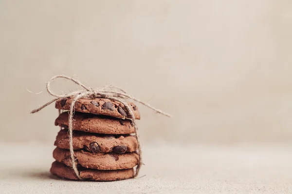 Galletas de chocolate apiladas en mesa gris — Foto de Stock