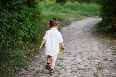 Yaz alanında çalışan çocuk