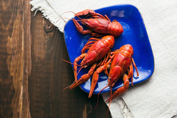 Kırmızı haşlanmış crayfishes ile plaka — Stok fotoğraf