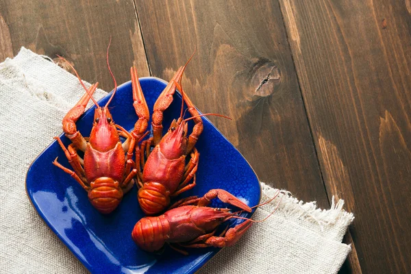 Piatto con gamberi bolliti rossi — Foto Stock