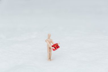Kar üzerinde hediye ile ahşap vitrin mankeni