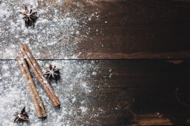 Tarçın ve arka plan pişirme anason